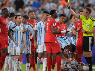 Joao Pinheiro, arbitro central muestra tarjeta amarilla de amonestación a Breel Embolo, durante el partido de la Selección de Argentina y la Selección de Suiza. IMAGO7/ A. Hancock