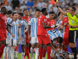Joao Pinheiro, arbitro central muestra tarjeta amarilla de amonestación a Breel Embolo, durante el partido de la Selección de Argentina y la Selección de Suiza. IMAGO7/ A. Hancock