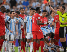 Joao Pinheiro, arbitro central muestra tarjeta amarilla de amonestación a Breel Embolo, durante el partido de la Selección de Argentina y la Selección de Suiza. IMAGO7/ A. Hancock