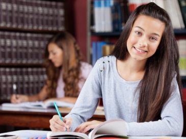 Es momento de actuar y considerar una opción educativa que te prepare para el futuro y te brinde más oportunidades. UVM