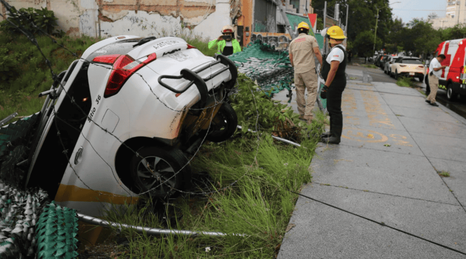 Un vehículo de alquiler quedó suspendido dentro de una excavación en la colonia Americana. PROTECCIÓN CIVIL GUADALAJARA