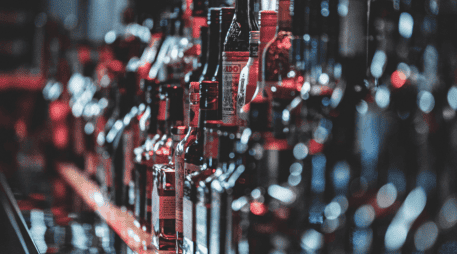 La Cofepris informó sobre la falsificación y adulteración un tequila. CANVA