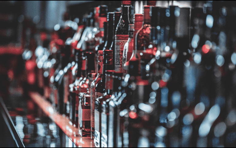 La Cofepris informó sobre la falsificación y adulteración un tequila. CANVA
