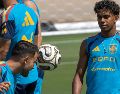 Eric García y Lamine Yamal de España entrenan en Dallas antes del juego contra Francia. Los futbolistas ya utilizan la versión especial del balón Trionda. EFE/ Lavandeira Jr