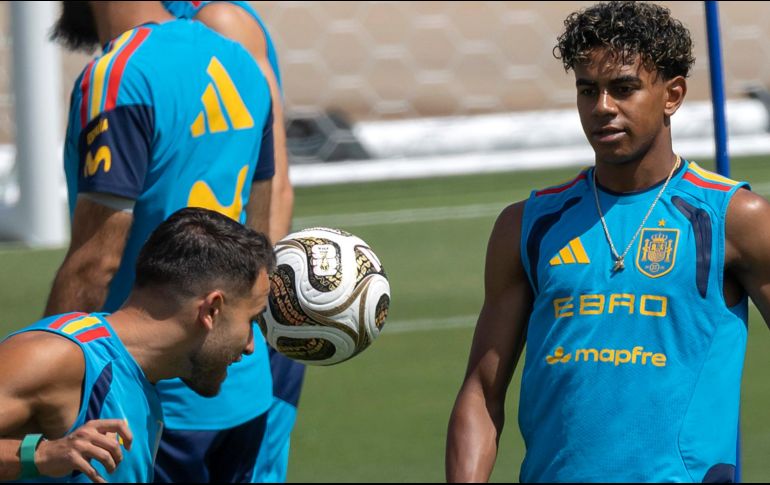 Eric García y Lamine Yamal de España entrenan en Dallas antes del juego contra Francia. Los futbolistas ya utilizan la versión especial del balón Trionda. EFE/ Lavandeira Jr
