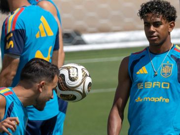 Eric García y Lamine Yamal de España entrenan en Dallas antes del juego contra Francia. Los futbolistas ya utilizan la versión especial del balón Trionda. EFE/ Lavandeira Jr