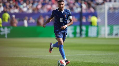Kylian Mbappé representa una amenaza constante y letal para cualquier línea defensiva que se atreva a dejarle espacio abierto. IMAGO7