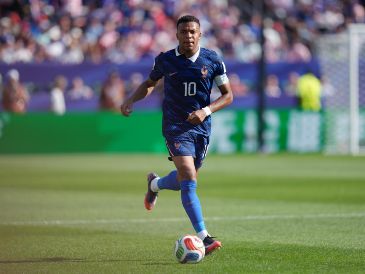 Kylian Mbappé representa una amenaza constante y letal para cualquier línea defensiva que se atreva a dejarle espacio abierto. IMAGO7
