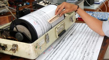 El Servicio Sismológico Nacional (SSN) detalló que el temblor alcanzó una magnitud de 5.2, con una profundidad de apenas 10 kilómetros. EFE