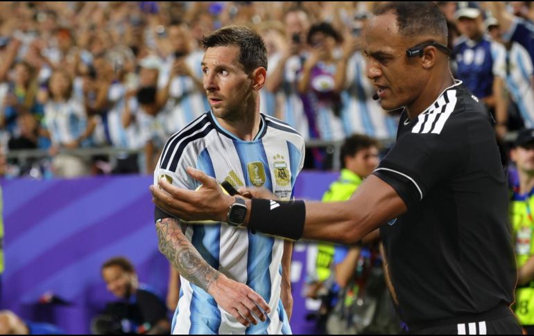 Este es el árbitro que pitará el Inglaterra vs Argentina; un conocido de Lionel Messi. EFE / ARCHIVO