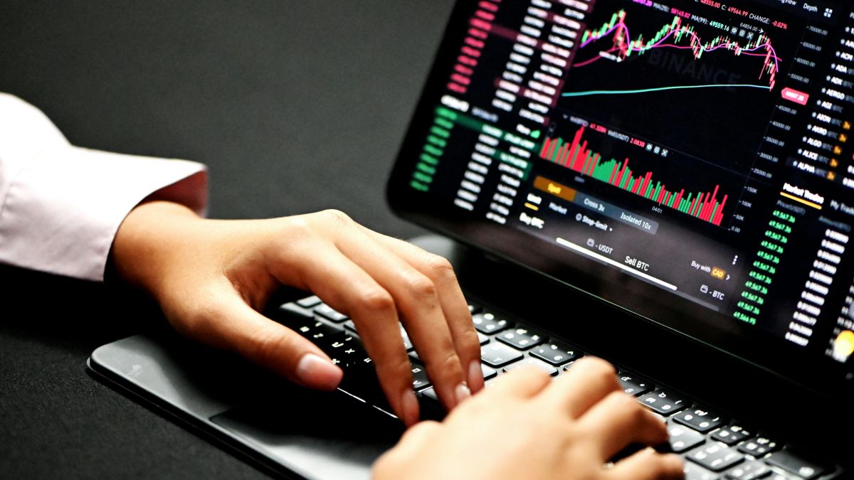 SAT impone límite de efectivo en compra de acciones
