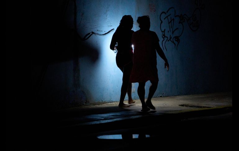 La gente camina en la noche durante un apagón en La Habana, Cuba. AP/R. Espinosa