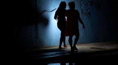 La gente camina por la noche durante un apagón en La Habana, Cuba. AP/R. Espinosa