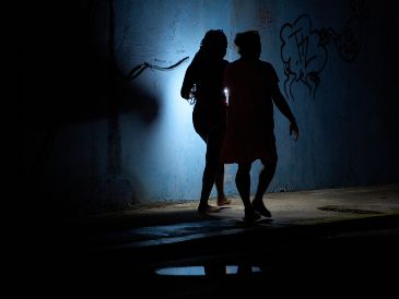 La gente camina en la noche durante un apagón en La Habana, Cuba. AP/R. Espinosa