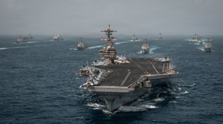 Fotografía difundida por el Comando Central del Ejército de Estados Unidos (Centcom) de buques de guerra de la Armada de EU desplegados en Medio Oriente. EFE/Cetcom