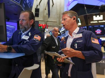 La bolsa se vio impulsada de nuevo por las empresas de semiconductores con subidas en Micron Technology, VanEck Semiconductor y STMicroelectronics NV. EFE/S. Yenesel