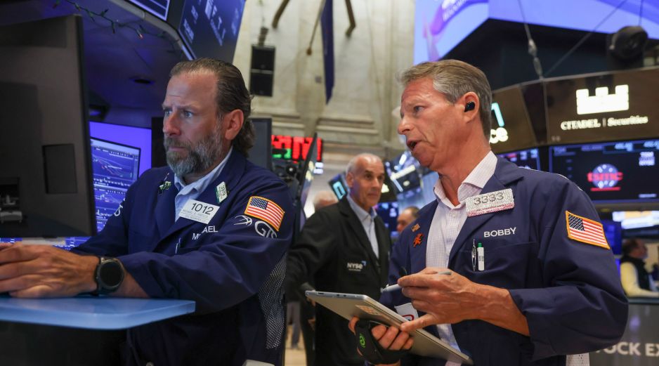 La bolsa se vio impulsada de nuevo por las empresas de semiconductores con subidas en Micron Technology, VanEck Semiconductor y STMicroelectronics NV. EFE/S. Yenesel