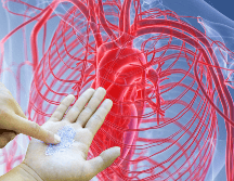 La sangre transporta estos residuos hacia el sistema cardiovascular, donde tienden a incrustarse en las paredes de los vasos sanguíneos, facilitando la formación y el endurecimiento de la peligrosa placa de ateroma. CANVA