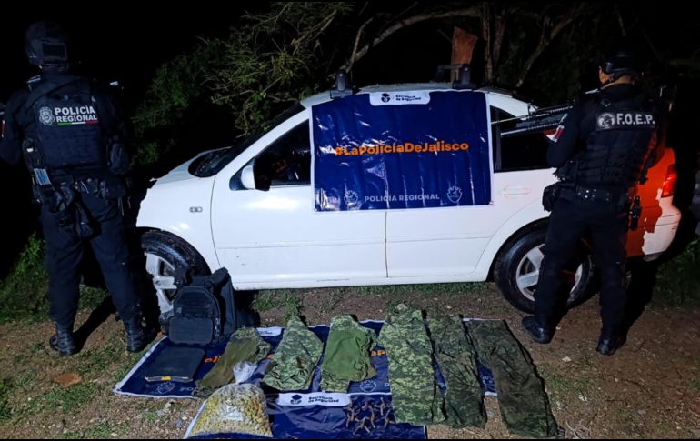 Tras inspeccionar el automóvil detenido en Puerto Vallarta, los policías localizaron en su interior 985 gramos de aparente marihuana. ESPECIAL/Policía Regional