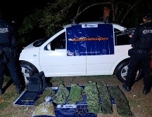 Tras inspeccionar el automóvil detenido en Puerto Vallarta, los policías localizaron en su interior 985 gramos de aparente marihuana. ESPECIAL/Policía Regional