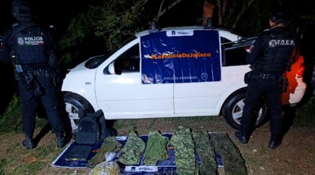 Tras inspeccionar el automóvil detenido en Puerto Vallarta, los policías localizaron en su interior 985 gramos de aparente marihuana. ESPECIAL/Policía Regional
