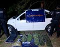 Tras inspeccionar el automóvil detenido en Puerto Vallarta, los policías localizaron en su interior 985 gramos de aparente marihuana. ESPECIAL/Policía Regional