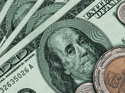 Considera que la cotización del dólar frente al peso mexicano fluctúa a lo largo del día debido a los factores de oferta-demanda. ESPECIAL/Canva