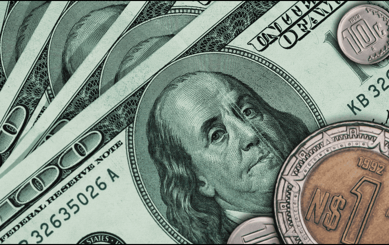 Considera que la cotización del dólar frente al péso mexicano fluctúa a lo largo del día debido a los factores de oferta-demanda. ESPECIAL/Canva