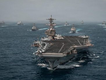 Buques de guerra de la Armada de EU desplegados en Medio Oriente, tras anunciar que reimpusieron este martes el bloqueo naval a Irán en el estrecho de Ormuz. EFE / Centcom
