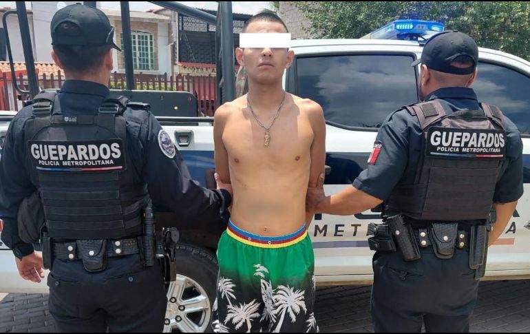 Con base en el señalamiento realizado por el denunciante y los indicios localizados en el lugar, los policías detuvieron a quien fue identificado por las autoridades como Joel 
