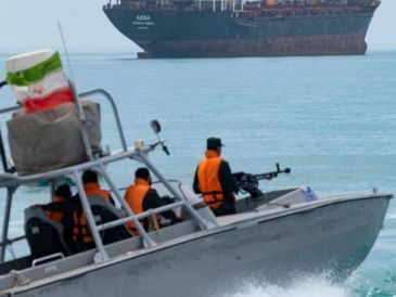 Fuerzas armadas iraníes navegando en el estrecho de Ormuz. EFE / Agencia iraní Tasnim