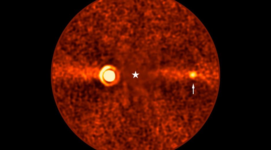 Fotografía de 'Beta Pictoris d', obtenida con el Very Large Telescope (VLT) de ESO, en la que se indica con una flecha el exoplaneta descubierto. EFE/ ESO/B. Sutlieff, M. Bonse Et Al