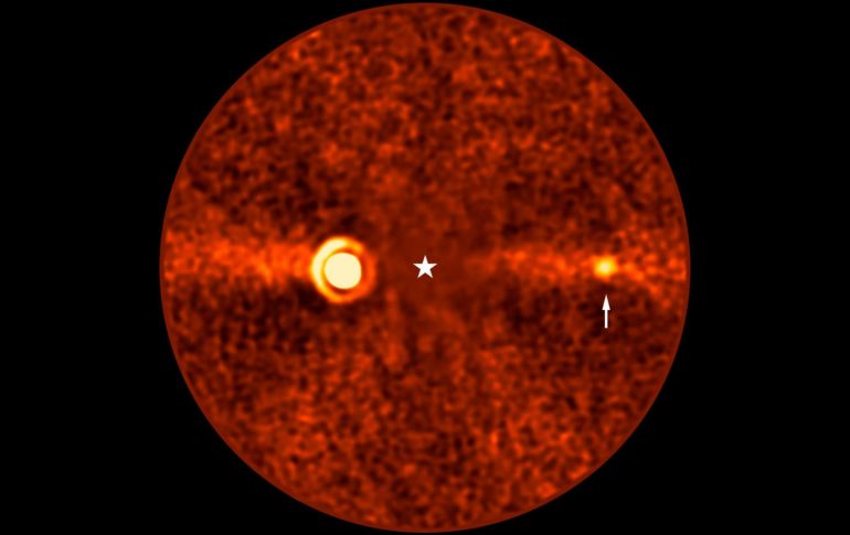 Fotografía de 'Beta Pictoris d', obtenida con el Very Large Telescope (VLT) de ESO, en la que se indica con una flecha el exoplaneta descubierto. EFE/ ESO/B. Sutlieff, M. Bonse Et Al