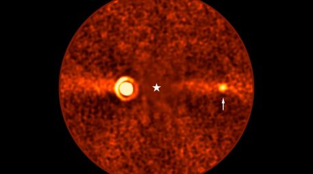 Fotografía de 'Beta Pictoris d', obtenida con el Very Large Telescope (VLT) de ESO, en la que se indica con una flecha el exoplaneta descubierto. EFE/ ESO/B. Sutlieff, M. Bonse Et Al