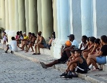 Imagen del 14 de julio de 2026 de personas sentadas en el portal de un edificio durante una desconexión del Sistema Electroenergético Nacional (SEN) en La Habana, capital de Cuba. Xinhua/J. Hernández