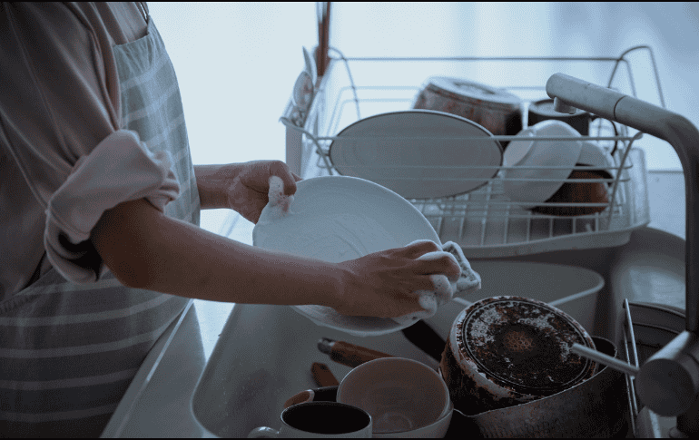 Aunque desinfectarlas ayuda a reducir la cantidad de bacterias, cabe mencionar que los expertos recomiendan reemplazarlas periódicamente. ESPECIAL/Canva