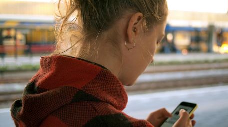 Debido a la gran cantidad de información que recibimos a diario en el celular, es posible que en este se acumule lo que expertos llaman 