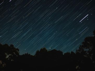 Los expertos recomiendan alejarse de las zonas urbanas para disfrutar con mayor claridad de este espectáculo astronómico. PEXELS