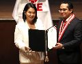 La presidenta electa de Perú, Keiko Fujimori (i), posa junto al presidente del Jurado Nacional de Elecciones (JNE), Roberto Burneo, este miércoles en Lima. EFE/P. Aguilar
