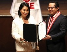 La presidenta electa de Perú, Keiko Fujimori (i), posa junto al presidente del Jurado Nacional de Elecciones (JNE), Roberto Burneo, este miércoles en Lima. EFE/P. Aguilar