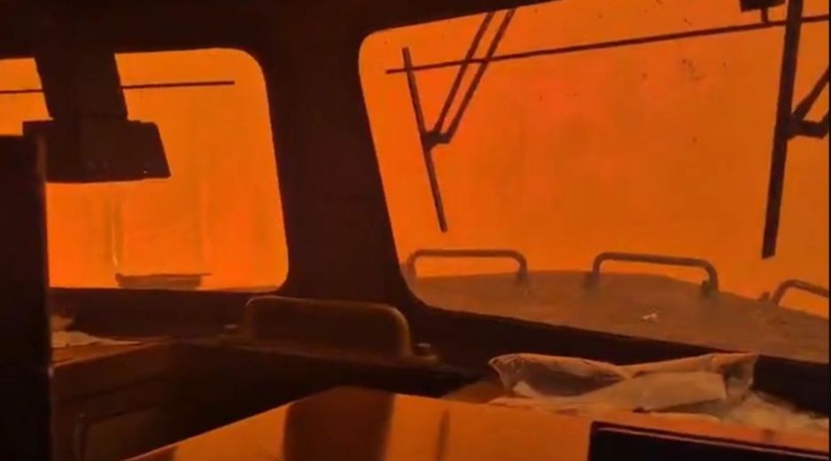 El paisaje rojo que se ve a través de las ventanillas resulta imponente y aterrador a la vez. ESPECIAL/CAPTURA DE VIDEO