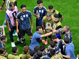 Las pausas de hidratación revelan una peculiar práctica de los futbolistas que tiene una explicación científica. IMAGO7.