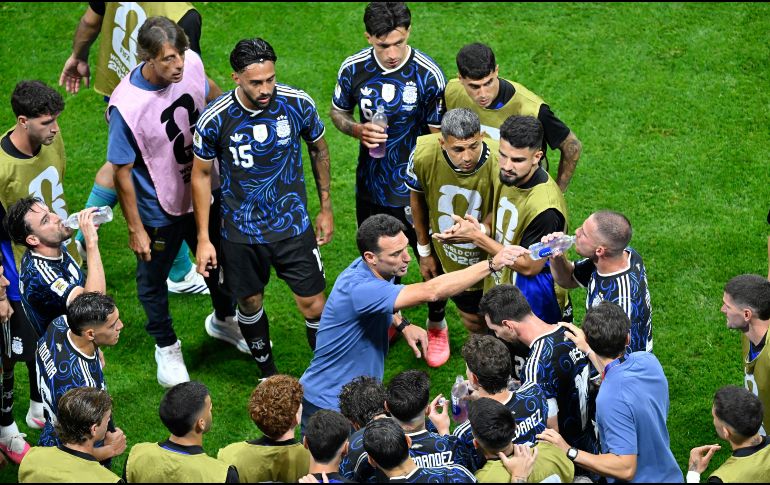 Las pausas de hidratación revelan una peculiar práctica de los futbolistas que tiene una explicación científica. IMAGO7.