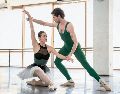 Durante los ensayos, los bailarines perfeccionan movimientos y transiciones para dar vida al clásico. EL INFORMADOR/ J. Acosta