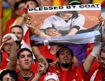 Un aficionado español sostiene un cartel con la foto del joven Messi y Yamal cuando éste aún era un bebé. AFP/AFP/I. Fassbender