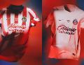 La colección de uniformes de Nike también conmemora los 120 años de Chivas, por lo que apuesta por un equilibrio entre la tradición rojiblanca y una imagen orientada al futuro. ESPECIAL / Chivas