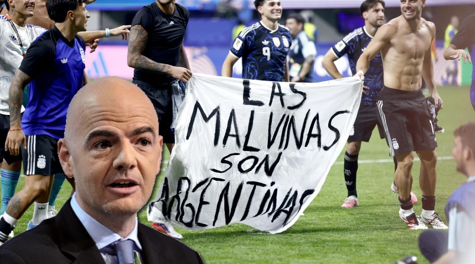 El momento que denuncia Reino Unido en que jugadores argentinos toman una pancarta con el texto 