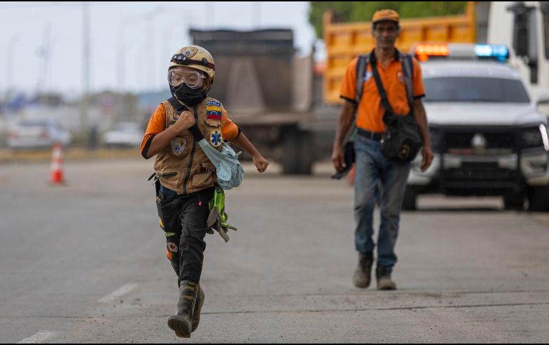 El abuelo de Sebastián aclaró que el niño no se adentra en las construcciones derruidas por seguridad, pero aun así rescató a dos animales. EFE/M. Gutiérrez