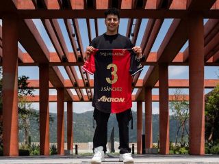 Con experiencia en clubes como Santos, América, Ajax, Porto, Cruz Azul y PAOK, Jorge Sánchez aportará recorrido internacional a un plantel que busca recuperar protagonismo en la Liga MX. ESPECIAL / Atlas FC