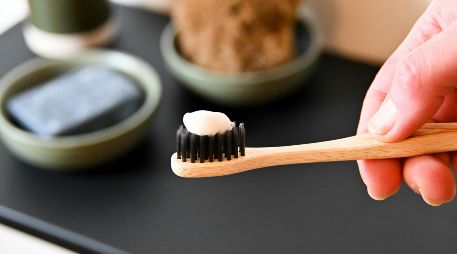 Una nueva prueba con cepillo desarrollada en el Reino Unido detecta el cáncer oral en una hora con 96% de precisión. Este avance evitará miles de biopsias dolorosas, ofreciendo un diagnóstico rápido y sin molestias. Unsplash